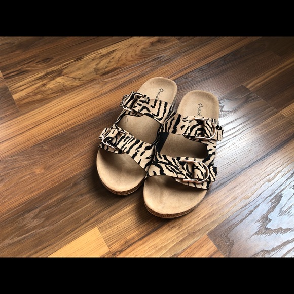 Buckle Shoes - Animal print sandals